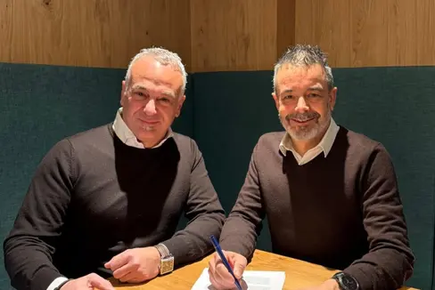 Giorgio Pilotti (im Bild links), der Vertriebsleiter des Unternehmens Leitner und Joachim Dejaco, der Generaldirektor der Südtiroler Transportstrukturen AG (STA) bei der Vertragsunterzeichnung. (Foto: LPA)