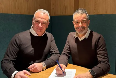 Nella foto Giorgio Pilotti (a sinistra), direttore commerciale della Leitner, e Joachim Dejaco, direttore generale di Strutture Trasporto Alto Adige Spa (STA), alla firma del contratto (Foto: USP)