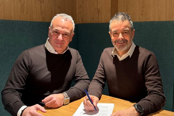 Giorgio Pilotti (im Bild links), der Vertriebsleiter des Unternehmens Leitner und Joachim Dejaco, der Generaldirektor der Südtiroler Transportstrukturen AG (STA) bei der Vertragsunterzeichnung. (Foto: LPA)