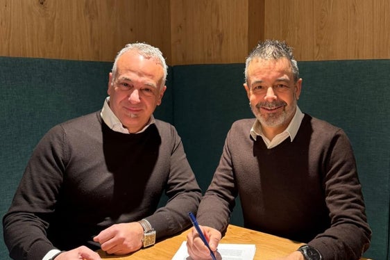 Giorgio Pilotti (im Bild links), der Vertriebsleiter des Unternehmens Leitner und Joachim Dejaco, der Generaldirektor der Südtiroler Transportstrukturen AG (STA) bei der Vertragsunterzeichnung. (Foto: LPA)