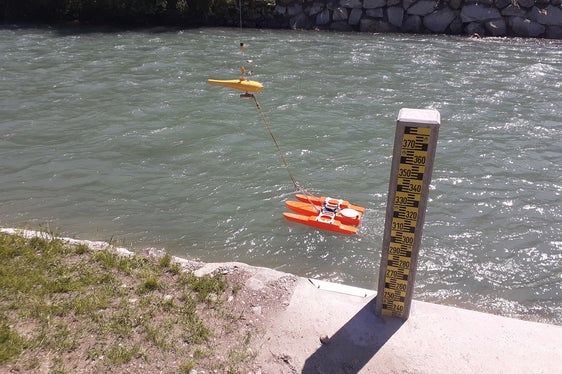 La misurazione della portata (nella foto sul rio Aurino a Caminata) viene effettuata con il nuovo sistema idrometrico di gru a cavo e dispositivo ADCP (Acoustic Doppler Current Profiler). (Foto: Agenzia per la protezione civile/ Ufficio idrologia e dighe)