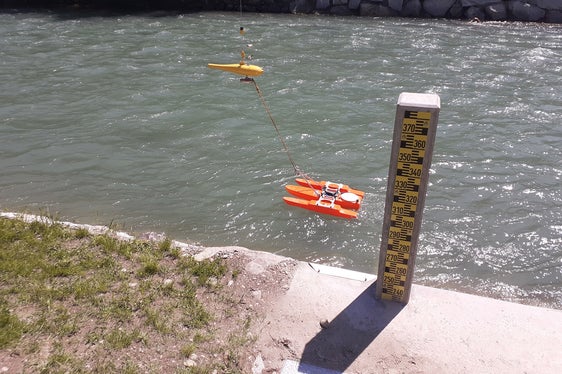 La misurazione della portata (nella foto sul rio Aurino a Caminata) viene effettuata con il nuovo sistema idrometrico di gru a cavo e dispositivo ADCP (Acoustic Doppler Current Profiler). (Foto: Agenzia per la protezione civile/ Ufficio idrologia e dighe)