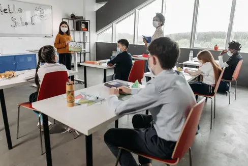 I tre assessori Philipp Achammer, Daniel Alfreider e Giuliano Vettorato hanno firmato oggi una circolare riguardante i nuovi protocolli di sicurezza per gli asili e le scuole in Alto Adige (Foto: Pexels/pavel danilyuk)