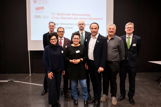 Der 17. Südtiroler Museumstag im Museion in Bozen. Im Foto in der ersten Reihe von links nach rechts: Monika Holzer-Kernbichler, Angelika Fleckinger, Landesrat Philipp Achammer. Hintere Reihe von links: Bart van der Heide, Franz Schöpf, Tommaso Galligani, Robert Gruber, Manuel Gatto. (Foto: LPA/Fabio Brucculeri)