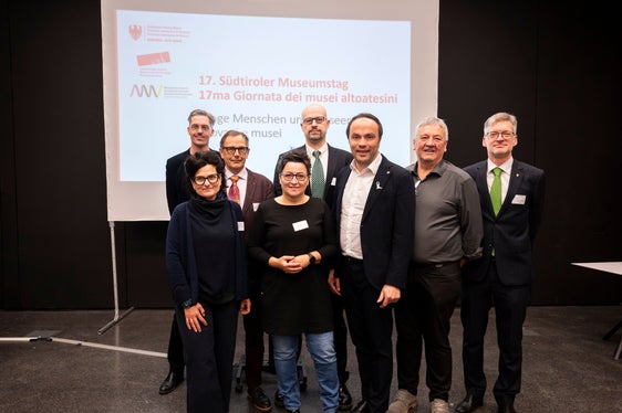 Der 17. Südtiroler Museumstag im Museion in Bozen. Im Foto in der ersten Reihe von links nach rechts: Monika Holzer-Kernbichler, Angelika Fleckinger, Landesrat Philipp Achammer. Hintere Reihe von links: Bart van der Heide, Franz Schöpf, Tommaso Galligani, Robert Gruber, Manuel Gatto. (Foto: LPA/Fabio Brucculeri)