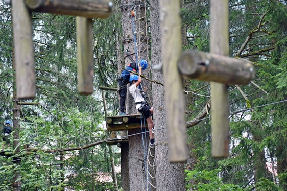 60 Jugendliche konnten sich im Hochseilgarten austoben. (Foto: Land Tirol/Hörmann)