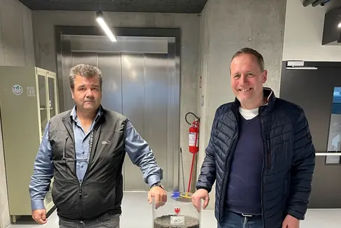 L'assessore all'Edilizia pubblica Massimo Bessone insieme al direttore dell'Ufficio geologia e prove materiali Volkmar Mair presso il Laboratorio di Geotecnica di Cardano. (Foto: ASP/Igor Cocca)