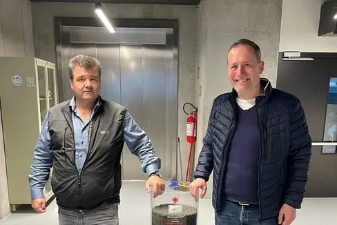 L'assessore all'Edilizia pubblica Massimo Bessone insieme al direttore dell'Ufficio geologia e prove materiali Volkmar Mair presso il Laboratorio di Geotecnica di Cardano. (Foto: ASP/Igor Cocca)
