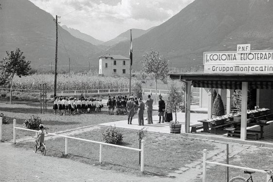 Das Montecatini-Werk entstand 1924 an der Mündung des Baches Sinich, der dem südlich von Meran gelegenen Dorf den Namen gibt, ein damals ländliches und sumpfiges Gebiet. (Foto: Sisto Sisti, Fotoarchiv des Südtiroler Landesarchivs)