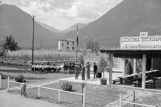Il villaggio aziendale Montecatini fu costruito nel 1924 alla foce del torrente Sinigo, che dà il nome al paese situato a sud di Merano, un'area allora rurale e paludosa. (Foto: Sisto Sisti/Archivio provinciale)