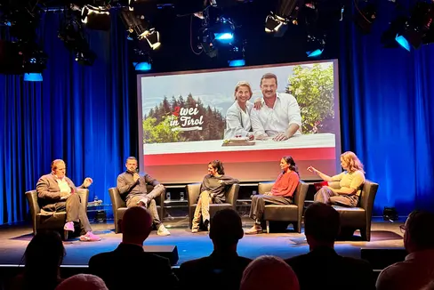 Erzählten von den Dreharbeiten zu 2 in Tirol (von links): Regisseur Titus Hollweg, Sigi Fink, zwei der Protagonistinnen Lena Schaur und Johanna Lutz mit Diskussionsmoderatorin Daniela Schmiderer. (Foto: ORF/Christine Götz-Schramm)