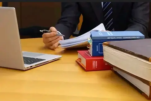 Der Befähigungslehrgang für angehende Grundbuchsführerinnen und Grundbuchsführer richtet sich an Absolventinnen und Absolventen eines rechtswissenschaftlichen Studiums, die in einem wichtigen Bereich im Sektor Immobilienrecht arbeiten möchten. (Foto: LPA/Abteilung Grundbuch, Grund- und Gebäudekataster)
