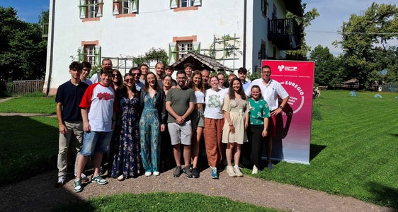 Foto di gruppo dalla seconda tappa dell'Accademia dell'Euregio: a Soprabolzano sul Renon, si è discusso del ruolo dei diritti delle minoranze per la coesione sociale. (Foto: Euregio)