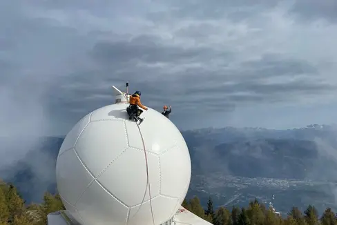 Am Gantkofel steht seit kurzem ein neuer Niederschlagsradar (im Bild die Installation des Radoms, das die Antenne vor Witterungseinflüssen schützt), in Sexten soll ein weiterer entstehen. (Foto: LPA/Dienst für Risikoprävention und CUE Trient)