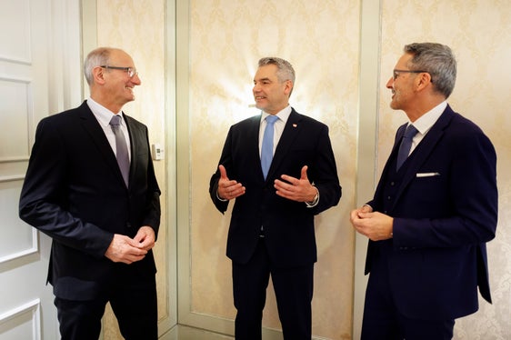 In diesem Jahr waren die Landeshauptleute von Tirol und Südtirol, Anton Mattle (ganz links) und Arno Kompatscher (ganz rechts) Gäste von Bundeskanzler Nehammer beim traditionellen Neujahrskonzert der Wiener Philharmoniker im Wiener Musikverein. Der Konzertbesuch war von einem Austausch über politische Themen begeleitet. (Foto: Bundeskanzleramt)