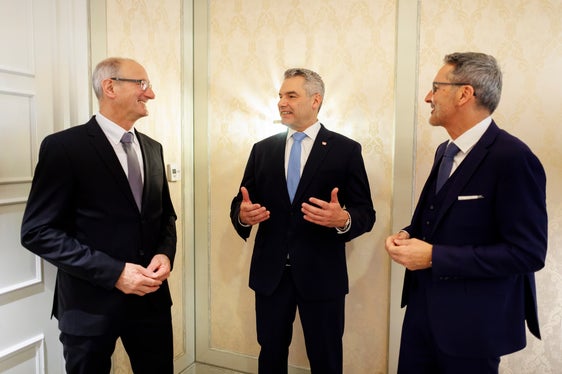 Quest'anno, i presidenti del Tirolo e dell'Alto Adige, Anton Mattle (a sinistra) e Arno Kompatscher (a destra), sono stati ospiti del cancelliere federale Nehammer in occasione del tradizionale concerto di Capodanno dell'Orchestra filarmonica di Vienna al Musikverein. La presenza al concerto è stata occasione di uno scambio di opinioni su questioni politiche. (Foto: Cancelleria federale austriaca)