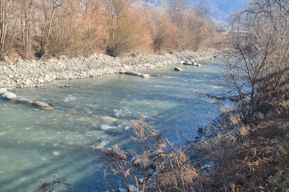 Nell'Adige, al di sopra del ponte della Val Venosta verso Ponte di Legno e nei pressi del campeggio di Laces, gli escavatori vengono utilizzati per rimuovere il materiale di carico dal letto, al fine di ripristinare la sezione trasversale originale del flusso dell'Adige. (Foto: USP/Ufficio Sistemazione bacini montani ovest)