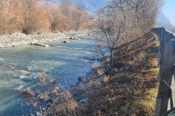 Nell'Adige, al di sopra del ponte della Val Venosta verso Ponte di Legno e nei pressi del campeggio di Laces, gli escavatori vengono utilizzati per rimuovere il materiale di carico dal letto, al fine di ripristinare la sezione trasversale originale del flusso dell'Adige. (Foto: USP/Ufficio Sistemazione bacini montani ovest)