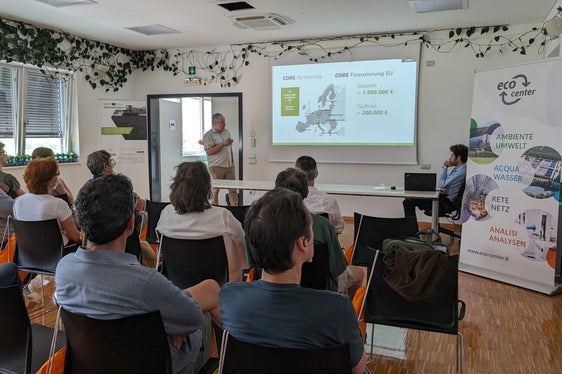 Zahlreiche Besucherinnen und Besucher nahmen am Info-Tag in der Vergärungsanlage Tisner Auen in Lana teil. (Foto: LPA/Vera Brunetti)