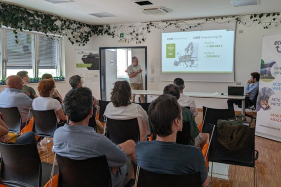 Zahlreiche Besucherinnen und Besucher nahmen am Info-Tag in der Vergärungsanlage Tisner Auen in Lana teil. (Foto: LPA/Vera Brunetti)