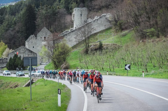 Gran finale a Brunico per la corsa ciclistica a tappe Tour of the Alps che attraversa i tre territori dell’Euregio: i presidenti di Alto Adige, Tirolo e Trentino applaudono vincitore e organizzatori (Foto: Jaroslav Svoboda)