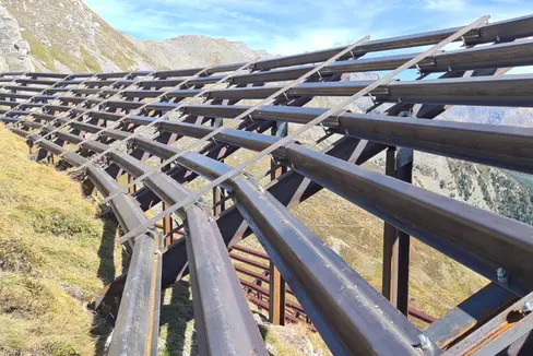 Il gruppo di lavoro, guidato dal caposquadra Otto Gruber, ha iniziato a giugno la costruzione di 180 metri lineari di ponti da neve in acciaio per alleggerire le file sovraccariche (Foto: Ufficio provinciale Sistemazione bacini montani Nord)