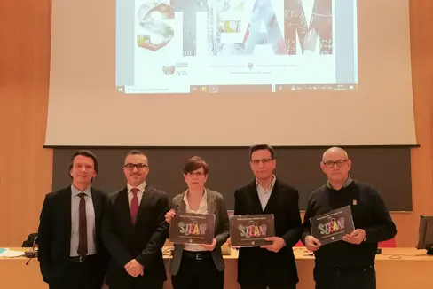 Tre nuove scuole polo per l'innovazione digitale. Nella foto (da sinistra) il Sovrintendente Gullotta, l’Ispettore Furciniti e i dirigenti Susanna Addario (IC Bolzano IV), Marco Fontana (ITE Battisti) e il Vicario del Galilei, Paolo Pasciuto. (Foto: ASP/Scuola italiana)