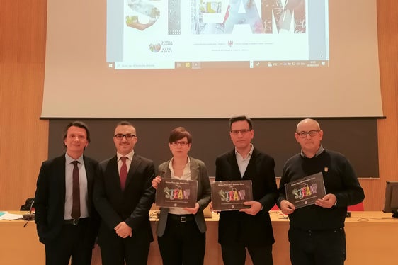 Plakette für drei neue digitale Schulen: (v. l.) Schulamtsleiter Gullotta, Instpektor Furciniti und für die Schulen Susanna Addario (Schulsprengel Bozen 4), Marco Fontana (Oberschulzentrum Battisti) und Paolo Pasciuto (Oberschulzentrum Galilei). (Foto: LPA/Italienische Bildungsdirektion)