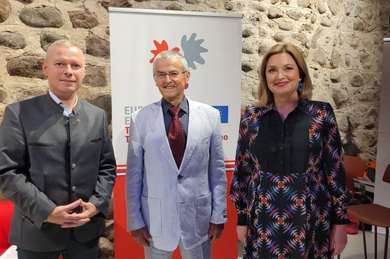 Zufriedene Gesichter: Universitätsprofessor Max Siller (Mi.) mit Euregio-Generalsekretär Christoph von Ach (l.) und Moderatorin Elisabeth De Felip bei der gestrigen Kulturveranstaltung der Euregio im Waaghauskeller. (Foto: Euregio/Armin Gluderer)