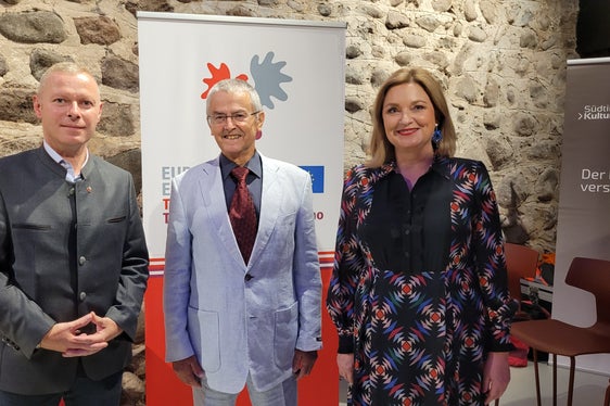 Il professor Max Siller (al centro) con il segretario generale dell'Euregio Cristoph von Ach (a sinistra) e la moderatrice dell'evento culturale Elisabeth De Felip (Foto: Euregio/Armin Gluderer)
