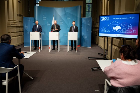 Für 250 Euro pro Jahr oder 39 Euro pro Monat können Fahrgäste ab Juni 2025 alle Dienste des öffentlichen Nahverkehrs nutzen. Das neue Festpreis-Abo haben Landesrat Daniel Alfreider, Landeshauptmann Arno Kompatscher und der Direktor des Ressorts für Mobilität Martin Vallazza (v.l.n.r.) vorgestellt. (Foto: LPA/Fabio Brucculeri)