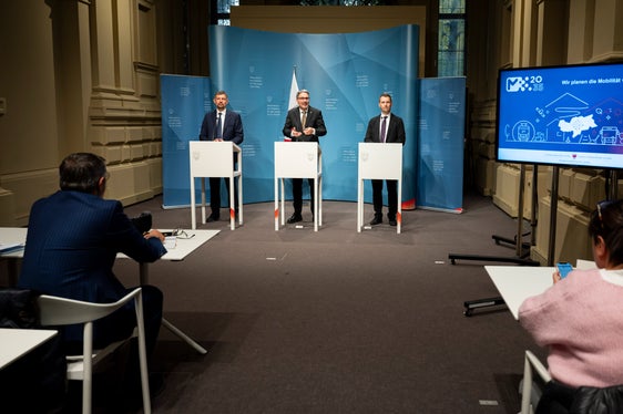 Für 250 Euro pro Jahr oder 39 Euro pro Monat können Fahrgäste ab Juni 2025 alle Dienste des öffentlichen Nahverkehrs nutzen. Das neue Festpreis-Abo haben Landesrat Daniel Alfreider, Landeshauptmann Arno Kompatscher und der Direktor des Ressorts für Mobilität Martin Vallazza (v.l.n.r.) vorgestellt. (Foto: LPA/Fabio Brucculeri)