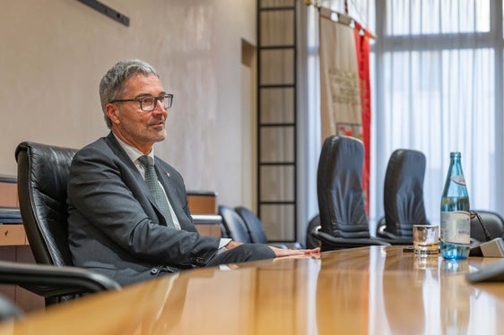 Die Südtiroler HochschülerInnenschaft leiste wichtige Netzwerkarbeit innerhalb der Studentinnen und Studenten und sei ein wichtiger Gesprächspartner für die Landesregierung, hob Landeshauptmann Kompatscher beim Treffen mit dem sh-Vorstand hervor. (Foto: LPA/Greta Stuefer)