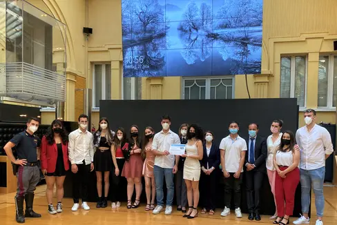 Foto di gruppo per gli studenti del Cesare Ritz di Merano insieme all'assessore Vettorato (nella foto, il 4 da dx) al termine dell'edizione 2021 del progetto ABC Autostrada del Brennero. (Foto: ASP)