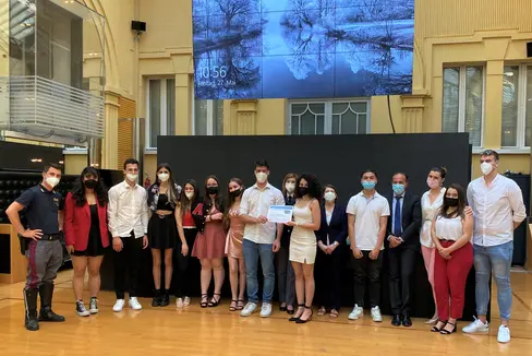 Foto di gruppo per gli studenti del Cesare Ritz di Merano insieme all'assessore Vettorato (nella foto, il 4 da dx) al termine dell'edizione 2021 del progetto ABC Autostrada del Brennero. (Foto: ASP)