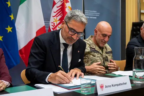 Il presidente della Provincia, Arno Kompatscher, firma uno degli accordi siglati dalla Provincia con Agenzia del Demanio, Ministero dell'Interno e Ministero della Difesa. A destra il capo di Stato Maggiore dell'Esercito, generale Carmine Masiello (Foto: USP/Fabio Brucculeri)