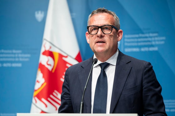 „Der Pferderennplatz ist eine der wichtigsten und identitätsstiftenden Infrastrukturen für Meran und für das gesamte Land: Unser Ziel ist es, ihn weiter aufzuwerten, noch zugänglicher, moderner und besser auf die Bedürfnisse ausgerichtet zu machen“, erklärte Landesrat Christian Bianchi. (Foto: LPA/Fabio Brucculeri)