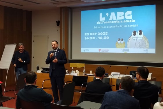 Docenti, istituzioni e rappresentanti del mondo bancario si sono confrontati nei giorni scorsi su come avvicinare le nuove generazioni ai temi dell’economia, del risparmio e della gestione consapevole delle risorse. Per il vicepresidente Galateo, l'economia è soprattutto partecipazione civica, imparare a gestire le risorse comuni e fare scelte etiche. (Foto: USP)