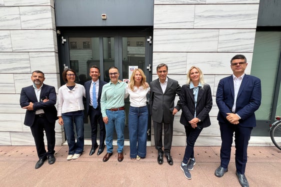 Nella foto gli ispettori scolastici con il sovrintendente scolastico Vincenzo Gullotta. In ordine (da sinistra a destra): Silvano Trolese, Patrizia Corrà, il sovrintendente Vincenzo Gullotta, Fabio Furciniti, Verena Mitterer, Marco Fontana, Chiara Nocentini, Christian Rispoli. (Foto: USP)