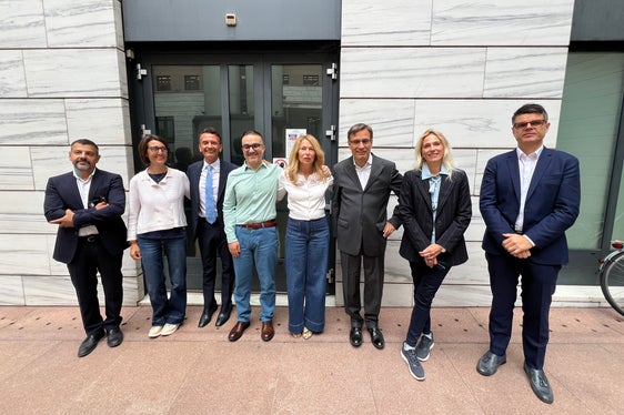Nella foto gli ispettori scolastici con il sovrintendente scolastico Vincenzo Gullotta. In ordine (da sinistra a destra): Silvano Trolese, Patrizia Corrà, il sovrintendente Vincenzo Gullotta, Fabio Furciniti, Verena Mitterer, Marco Fontana, Chiara Nocentini, Christian Rispoli. (Foto: USP)