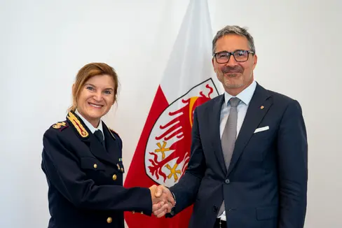 Il presidente della Provincia ha ricevuto a Palazzo Widmann la visita inaugurale della dirigente reggente del Compartimento Polizia Stradale di Bolzano, Anna Lisa Mongiorgi. (Foto: USP/Fabio Brucculeri)