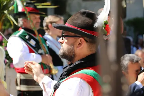 Die Landesregierung hat heute die Mitglieder des Kulturbeirates für die deutsche Sprachgruppe für die Legislaturperiode 2024 bis 2028 ernannt. Im Bild: der Kapellmeister der Musikkapelle Algund; das Foto entstand anlässlich des Festaktes 25 Jahre Streitbeilegung am 11. Juni 2017 vor dem Kurhaus in Meran (Foto: LPA/Maja Clara)