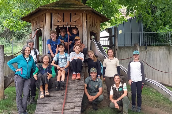 I partecipanti e gli organizzatori del Friday for nature nel biotopo. (Foto: Ingrid Karlegger, Gruppo di tutela ambientale della Val Venosta)