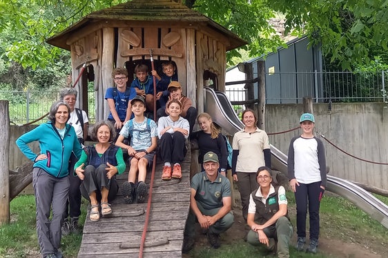 Die Teilnehmerinnen und Teilnehmer des Friday für nature im Biotop Kleine Etsch bei Staben in Naturns beim Gruppenbild mit den Fachexperten unterschiedlicher Bereiche. (Foto: LPA/Umweltschutzgruppe Vinschgau/Ingrid Karlegger)