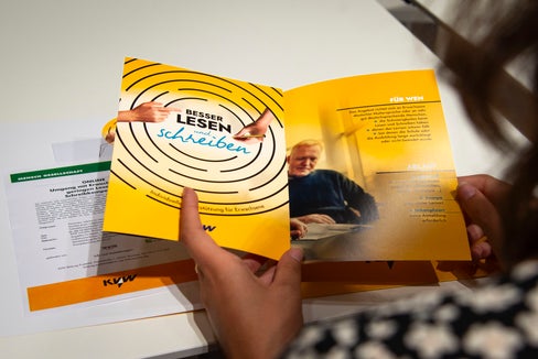 In mehreren Südtiroler Orten gibt es Anlaufstellen, wo Erwachsene die besser lesen und schreiben lernen möchten, Unterstützung erhalten. (Foto: LPA/Fabio Brucculeri)
