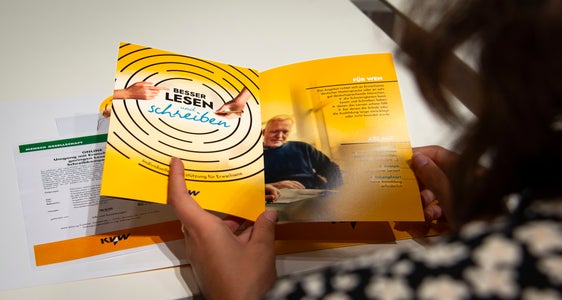In Schlanders, Bruneck und Bozen gibt es Anlaufstellen, wo Erwachsene die besser lesen und schreiben lernen möchten, Unterstützung erhalten. (Foto: LPA/Fabio Brucculeri)