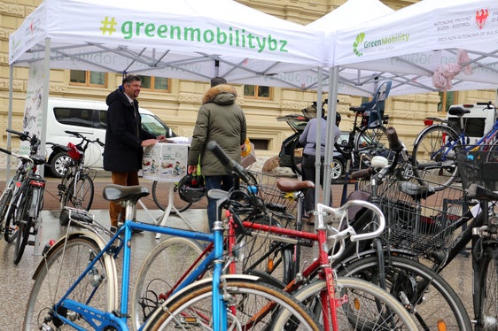 Piccole riparazioni alle biciclette presso l'officina mobile di piazza Silvius Magnago (Foto: ASP/Ingo Dejaco)