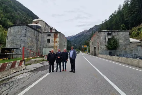 Die Landesregierung hat am 24. Juni beschlossen, die Sanierungsarbeiten an der Festung Gomagoi direkt zu übernehmen. Landesrat Christian Bianchi (im Foto zweiter von links bei einem früheren Lokalaugenschein) bezeichnete die Neugestaltung als ambitioniertes Projekt zur Aufwertung und Wiederbelebung des Kulturerbes. (Foto: LPA/Ressort für öffentliche Bauten, Valorisierung des Vermögens, Grundbuch und Kataster)