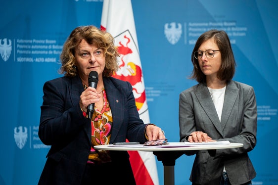 „Es geht darum, den Betroffenen eine Stimme zu verleihen und damit das Schweigen zu brechen“, fasste Landesrätin Rosmarie Pamer (l., im Bild mit Forscherin Julia Ganterer) zusammen. (Foto: LPA/Fabio Brucculeri)