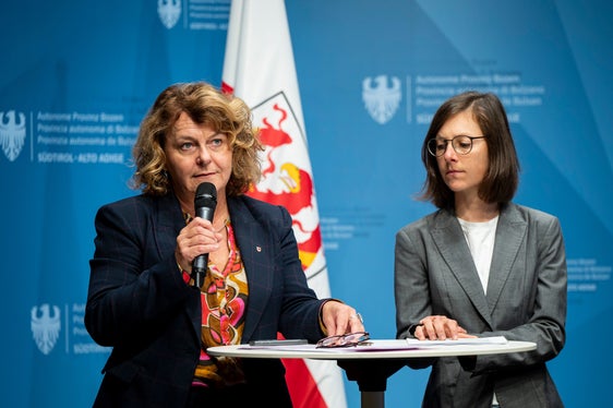 „Es geht darum, den Betroffenen eine Stimme zu verleihen und damit das Schweigen zu brechen“, fasste Landesrätin Rosmarie Pamer (l., im Bild mit Forscherin Julia Ganterer) zusammen. (Foto: LPA/Fabio Brucculeri)